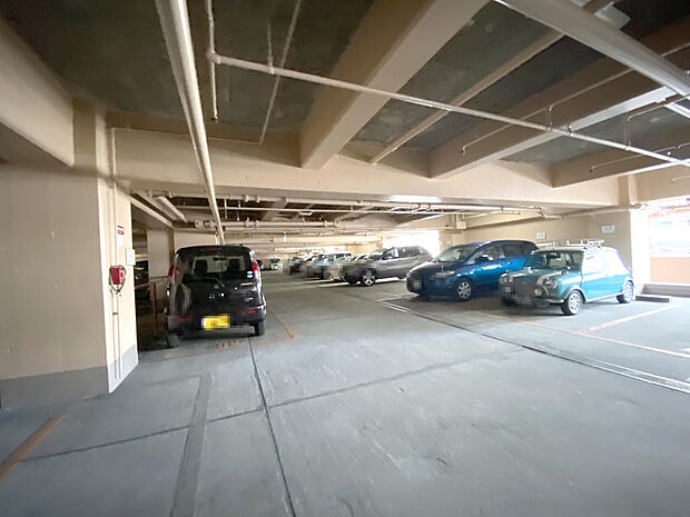【駐車場】マンション敷地内の屋外・屋内に、平面・自走式駐車スペースがあります。駐車場の空き状況や月額利用料については都度確認が必要なため、ご利用を検討されている際にはお気軽にお尋ねください。