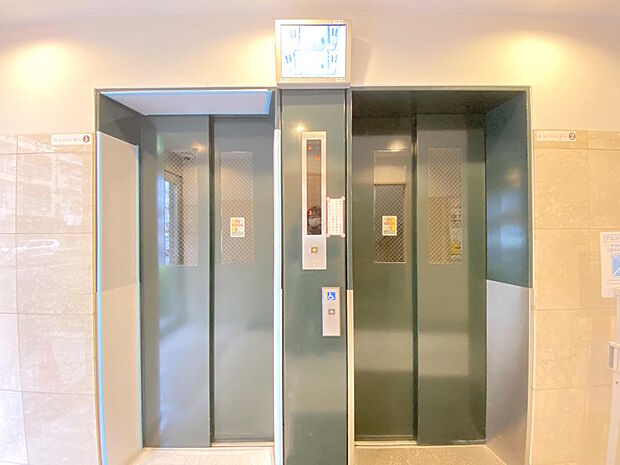 【エレベーター】２基設置されておりますので、混み合う時間帯の緩和につながります。エレベーター内の様子が確認できるモニターが付いていて安心してご利用いただけます。ベビーカーや車いすの利用も安心です。
