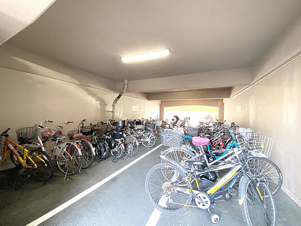 【駐輪場】敷地内にある屋内駐輪場です。自転車ラックなど設置されていませんので、自転車の出し入れがしやすいですね◎月額利用料や空き状況などについては、都度確認が必要なためお気軽にお尋ねください。