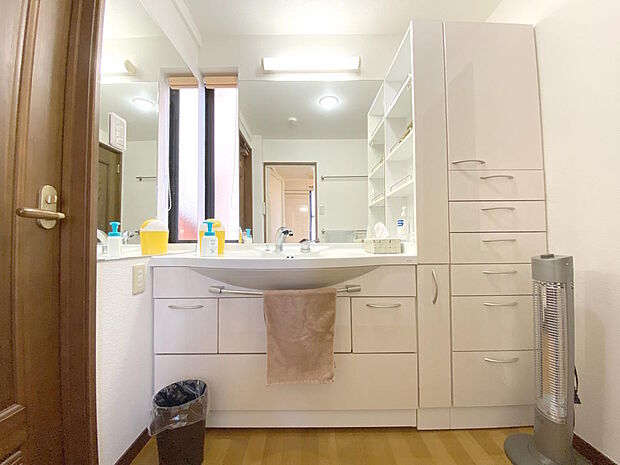 【洗面室】１階にある洗面室はダイニングキッチン奥にあります。大きな鏡に充実した収納が設けられていて、スキンケア用品やタオルもすっきり片付きます。はめ込み窓もついていて明るい自然光が取り込めますね◎