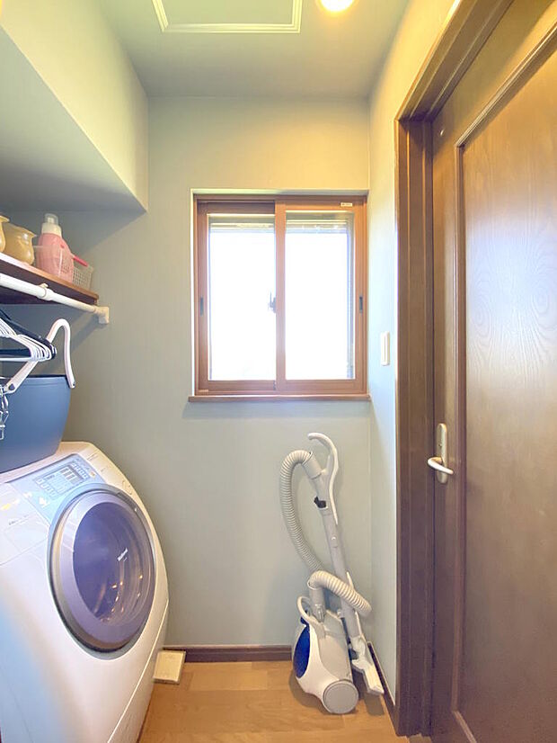 【ユーティリティ】１階洗面室奥にある約１．３帖ユーティリティです。引き違い窓がついていて、採光も確保され空気の入れ替えもしやすいです◎こちらに洗濯機を置いていただけるため、洗面室は広く使えますね。