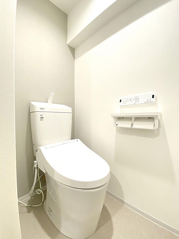 【トイレ】手洗い付き、温水洗浄便座付きのトイレです。座った時にヒヤっと冷たくならず快適なトイレ時間をお過ごしいただけます。トイレ全体は白色で統一されており、清潔感あふれる空間となっています◎