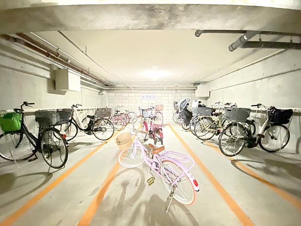 【駐輪場】マンション屋内にある駐輪スペースです。サイクルラックなど設置がないため、自転車の出し入れがしやすいですね。空き状況や月額利用料については都度確認が必要なためお気軽にお尋ねください。