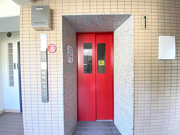 【エレベーター】エレベーターは１基です。ベビーカーや車椅子をお使いの方はもちろん、重い荷物を持った時などは特に、エレベーターがありがたいですね。パッと目を惹く赤い扉がアクセントになっています。