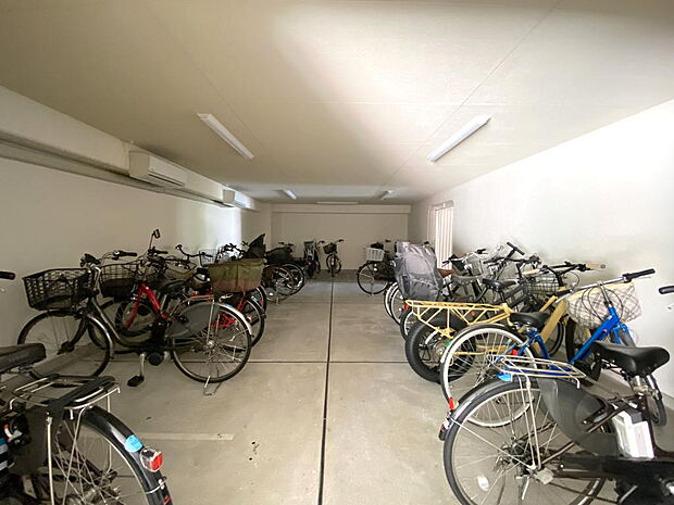 【駐輪場】マンション屋内にある駐輪スペースは、大切な自転車の保管も安心です。整理整頓されていて自転車の出し入れもしやすいですね◎月額利用料や空き状況については都度確認が必要なためお尋ねください。