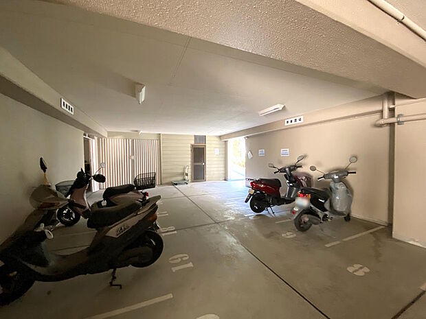 【バイク置き場】マンション屋内にあるバイク置き場は、雨の日の利用もしやすいです。ゆとりのあるスペースは駐輪がしやすいですね。月額利用料や空き状況については都度確認が必要なためお尋ねください。