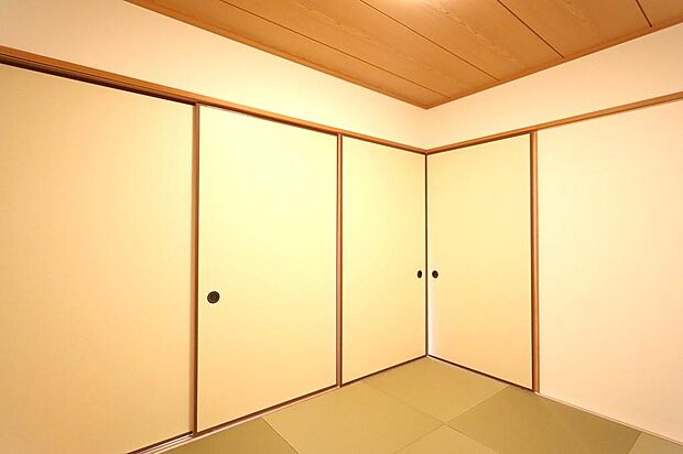 【和室】琉球畳がモダンな印象の、LDK横和室です。押し入れがあり、収納に困りません。隣接したリビングとの間仕切りを閉めると独立した空間が生まれプライベートなお部屋に変身し、開けると一体利用ができます◎