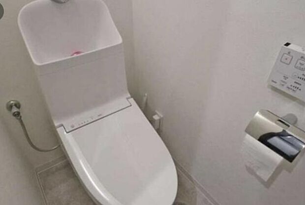 【トイレ】ホワイトで統一されたトイレ空間は清潔感があり、気持ちよく使用できますね◎手洗い・温水洗浄便座付きのトイレは、座った時にヒヤっと冷たくならずに快適なトイレ時間をお過ごしいただけます。
