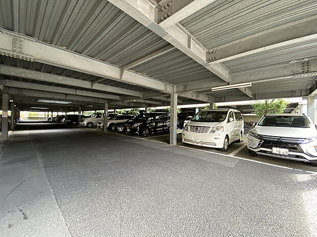 【駐車場】平面自走式駐車場は、屋根とチェーンゲート付きで大切なお車を盗難や雨風から守れます◎空き状況には確認が必要です。近隣の月極駐車場をお探しすることも可能ですので、お気軽にお問い合わせください。