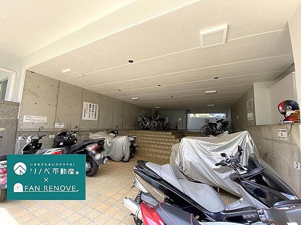 【バイク置き場】屋内にあるバイク置き場です。区画が整理されているため、バイクの駐輪位置も分かりやすく安心ですね◎空き状況や月額利用料については、都度確認が必要なためお気軽にお尋ねください。　