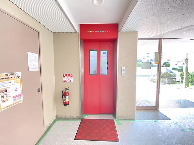 【エレベーター】総戸数９３戸で、エレベーターは１基設置されています。扉はエレベーター内の様子を伺える一部ガラス窓になっていてご利用も安心です。あざやかな赤色の扉が気分を明るくしてくれますね。