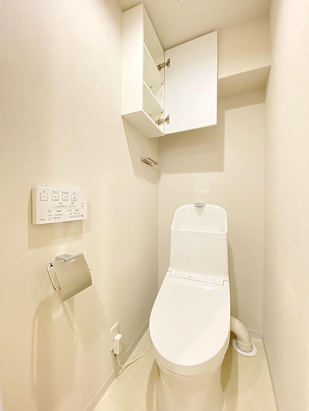 【トイレ】手洗い・温水洗浄便座付きのトイレは、座った時にヒヤっと冷たくならず快適なトイレ時間をお過ごしいただけます。左奥壁面には扉付き可動２枚棚の収納がついていますので、お掃除グッズなどもしまえます。