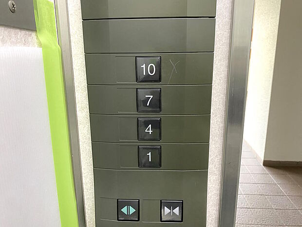 【エレベーター】建物はプライバシーや通風・採光に配慮がされたスキップフロア構造です。エレベーターの停止階は、１・４・７・１０階、お部屋のある１０階はエレベーター停止階ですので助かりますね。　