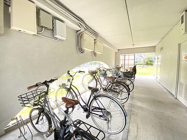 【駐輪場】屋内駐輪場は、大切な自転車が雨にあたる心配もなく保管も安心です。サイクルラックが設置されていて、整理整頓された駐輪場は自転車の出し入れもしやすいですね。空き状況についてはお尋ねください。