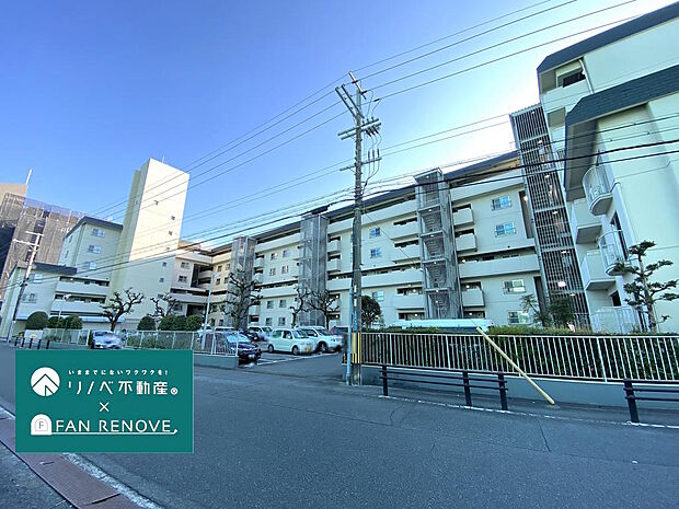 【外観】北大阪急行線『緑地公園』駅まで徒歩約１０分です。周辺は第１種中高層住居専用地域と東側一部が近隣商業地域に指定されており、マンションや戸建住宅などが建ち並ぶやや高台にある緑豊かな住宅地です。
