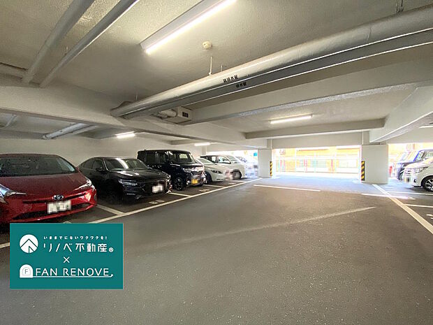【駐車場】こちらはマンション屋内にある平面駐車場です。雨の日にも利用しやすいですね◎空き状況は都度確認が必要です。近隣の月極駐車場をお探しすることも可能ですので、お気軽に問い合わせください。