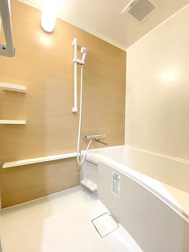 【浴室】毎日の疲れを癒してくれるバスルームは新調されているため清潔感があります。ボタンひとつで決まった量のお湯を張ってくれるお湯張り機能つきです。シャンプーなどを置けるボトルラックも設置されています。