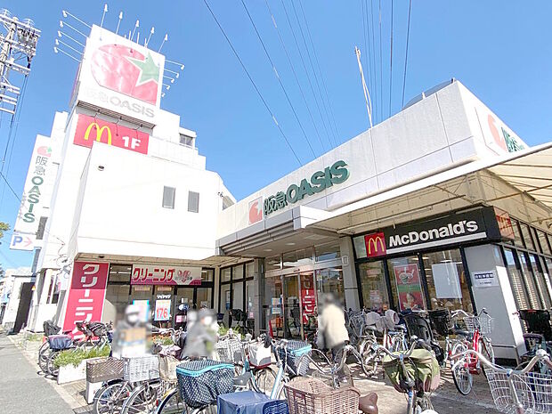 【近隣スーパー】阪急オアシス小曽根店までは徒歩約５分です。生鮮食料品から日用品まで幅広い品揃えで助かります。駐車場もあり、お車でも気軽に立ち寄れますね◎建物内には、ＡＴＭやクリーニング店もあります。