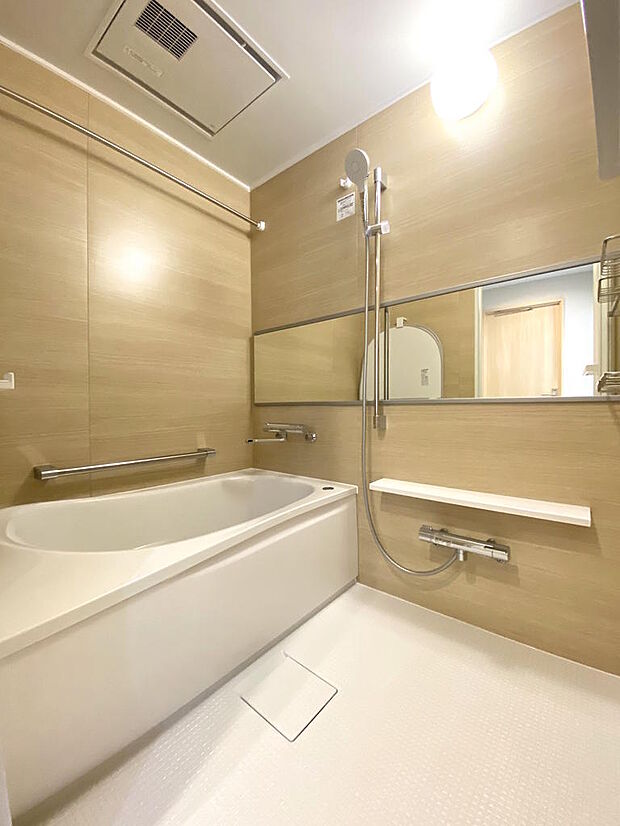 【浴室】明るい木目調の壁紙が印象的なバスルームです。浴室乾燥機付きで、雨の日などの室内干しの強い味方です。涼風と暖房があり１年中快適なバスタイム過ごせます。換気もできてカビ予防などにも助かります。