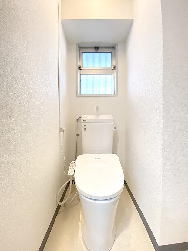 【トイレ】マンションには珍しい窓があるため明るく空気の入れ替えもしやすいです！手洗い・温水洗浄便座付きのトイレは、座った時にヒヤっと冷たくならず、一年中快適なトイレ時間をお過ごしいただけます。