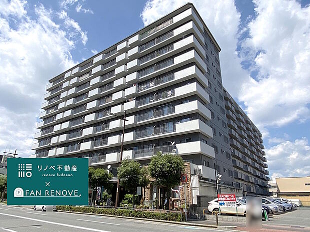 【外観】１９７３年１２月築。総戸数２４６戸。JR東海道本線『茨木』駅徒歩約４分、駅前のメインストリート沿いに建つ大規模マンションです。建物はSRC造１１階建て、棟内１階には店舗が入居しています。