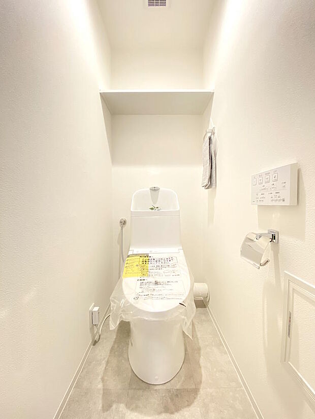 【トイレ】新調された手洗い・温水洗浄便座付きのトイレです。座った時にヒヤっと冷たくならず快適なトイレ時間をお過ごしただけます。トイレ奥上部には固定１枚棚がついていますので、お掃除グッズの収納にも◎