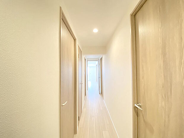 【廊下】お部屋は２０２４年２月にリフォームがされているため新生活も気持ちよくスタートできますね♪廊下を抜けると南向きバルコニーに面したLDKにつながり、明るい光と爽やかな風が廊下まで届きます。