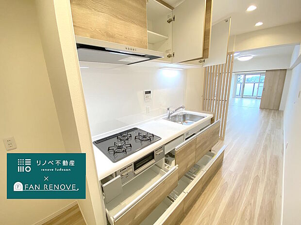 【キッチン】新調されたシステムキッチンは、お料理の幅が広がる３口ガス火コンロにシンクも広く取られていてお料理の効率も上がります。キッチ近くに北向きの窓があり、お料理中の換気もできて助かります。