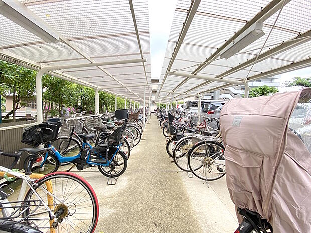 【駐輪場】しっかりとした屋根付きの駐輪場は、雨の日でも乗り降りしやすく助かります。自転車など雨にあたる心配もありません。空き状況や月額利用料については都度確認が必要なためお気軽にお尋ねください。