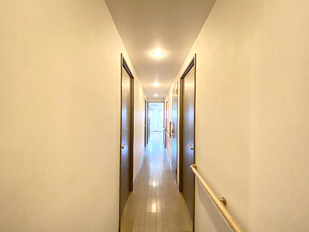 【廊下】廊下から全３居室すべて出入りすることが出来ます。壁には手すりが取付けてあります。廊下を抜けると南西向きのLDKにつながり、ドアを開けておけばバルコニーから爽やかな風が廊下まで届きます。