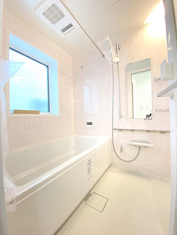 【浴室】窓のある浴室で、外の空気を取り込めて気になる湿気対策にも助かります。ゆったりとした浴槽では、しっかり足も伸ばせて毎日の疲れが癒されますね♪浴室乾燥機付きで年中快適にお過ごしいただけます。