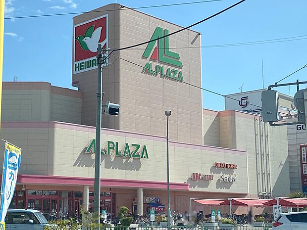 【近隣スーパー】アル・プラザ茨木までは徒歩約１７分です。駐車場もありたくさんお買物をする際にも助かります◎その他、ニッコー安威店まで徒歩約３分、業務スーパー耳原店まで徒歩約１８分などもあります。