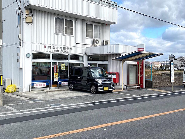 【郵便局】茨木安威郵便局までは徒歩約４分です。駐車場がありお車の利用も安心です◎ATMやポストの利用だけでなく、窓口業務もされていますので郵便の手配や預貯金の手続きなど幅広く利用することができますね。