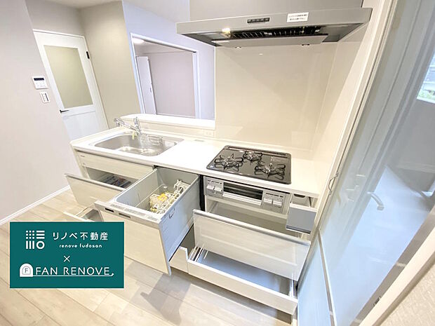 【キッチン】新調されたキッチンは、食洗機・３口ガス火コンロ・広いシンクなどお料理もはかどる設備が揃っています◎スライド式の収納スペースには食器や大きな調理器具、調味料もお片付けがしやすいです。