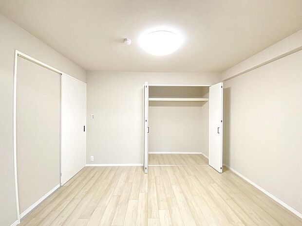 【洋室２】リビング横にある約６帖の洋室です。お部屋は廊下とリビングからの２か所から出入りすることが出来ます。引き戸が採用されていますので開け閉めがしやすく、空間を有効に活用できそうですね。