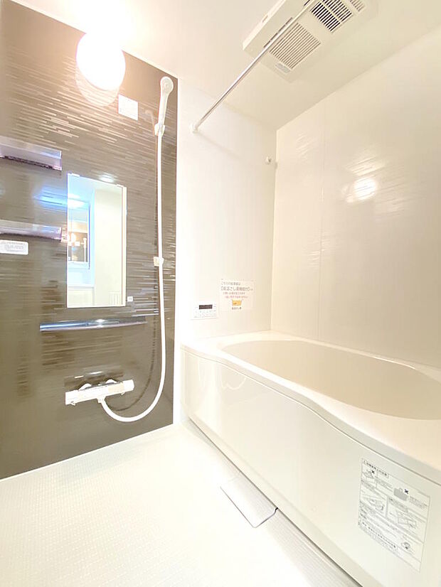 【浴室】新調されたバスルームは清潔感があり、疲れも癒されます。浴室乾燥機付きで、花粉の時期や雨の日などの室内干しにも助かりますね。換気もできて、カビ予防にもつながります。暖房はヒートショック予防にも◎