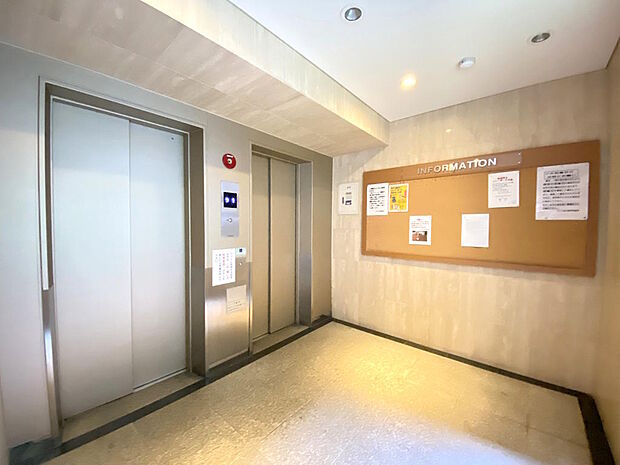 【エレベーター】エレベーターは２基設置されていて、混み合う時間帯の緩和にもつながりますね。エレベーターの待ち時間に掲示板もチェックできます◎管理人さんは日勤で勤務されていて何かと心強いです。