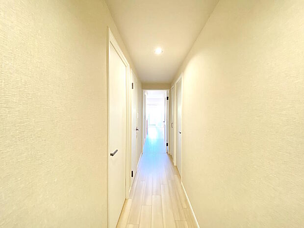【廊下】２０２４年３月リフォーム済のため新生活も気持ちよくスタートいただけます♪廊下には掃除機などをしまえる収納も備わっています。廊下を抜けると南向きのリビングにつながり、廊下まで明るい光が届きます。