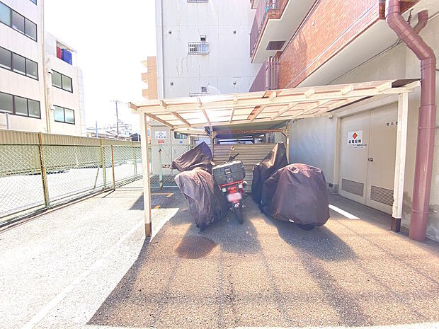 【バイク置き場】屋根つきのため、大切なバイクたちを雨風から守ってくれます。雨の日の乗り降りがしやすいのも助かりますね！空き状況や月額利用料などは確認が必要です。屋根付きの駐輪場もあります。