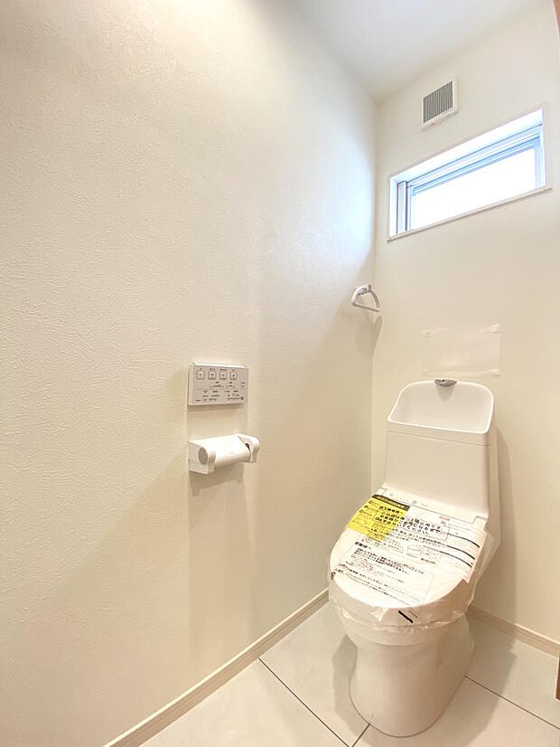 【トイレ】温水洗浄便座付きトイレで、座った時にヒヤっとせず年中快適なトイレ時間を過ごせます。窓からの採光があり白を基調とした清潔感のある明るい空間です。タオルハンガー、ペーパーホルダーあります◎