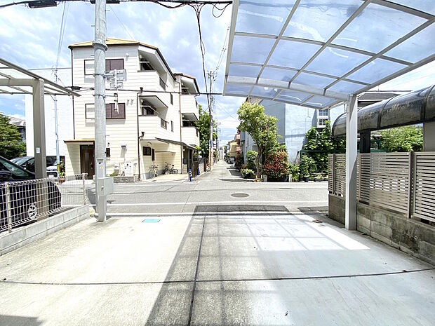 【最寄駅】徒歩８分のところにある阪急宝塚線「曽根」駅です。阪急「大阪梅田」駅までは直通電車に乗車し１４分で到着します。駅の構内にはスーパーなどが入った複合施設があり、外出帰りにもお買い物ができます◎