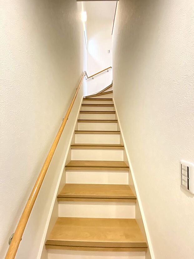 【階段】１階と２階をつなぐ階段です。プライベートな空間やワークスペースなどの確保がしっかりとできます。階段には手すりがあるので安心です◎家の中央に階段があるのでどのお部屋もアクセスしやすいですね。