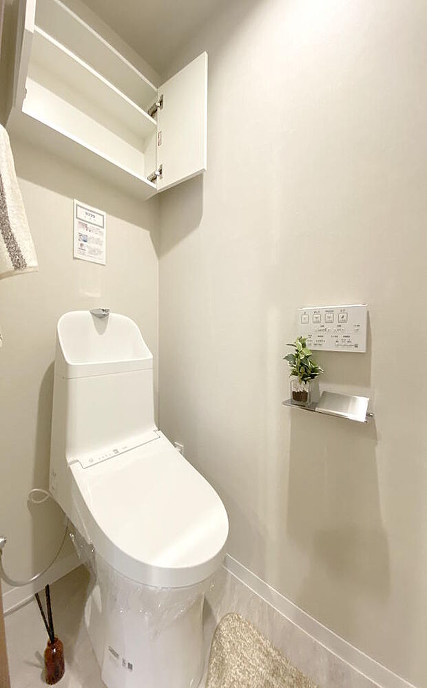 【トイレ】手洗い付き、温水洗浄便座付きで、座った時にヒヤっとせず快適なトイレ時間が過ごせます。トイレ奥上部に扉付き固定１枚棚の収納がついているのでトイレットペーパーや掃除道具の収納に役立ちそうですね。