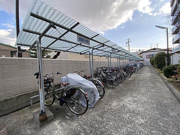 【駐輪場】屋根つきで平面の駐輪場なので、雨の日でも乗り降りしやすく助かります。自転車が雨にあたる心配もございません◎きれいに停められていて整っています。なお、空き状況には確認が必要です。