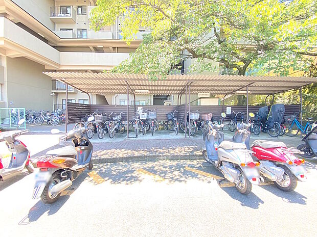 【駐輪場・バイク置き場】駐輪場もバイク置き場も屋外の平面になります。駐輪場は屋根付きです。どちらも空き状況や月額利用料については確認が必要ですので、ご利用を検討される際にはお気軽にお問合せください。