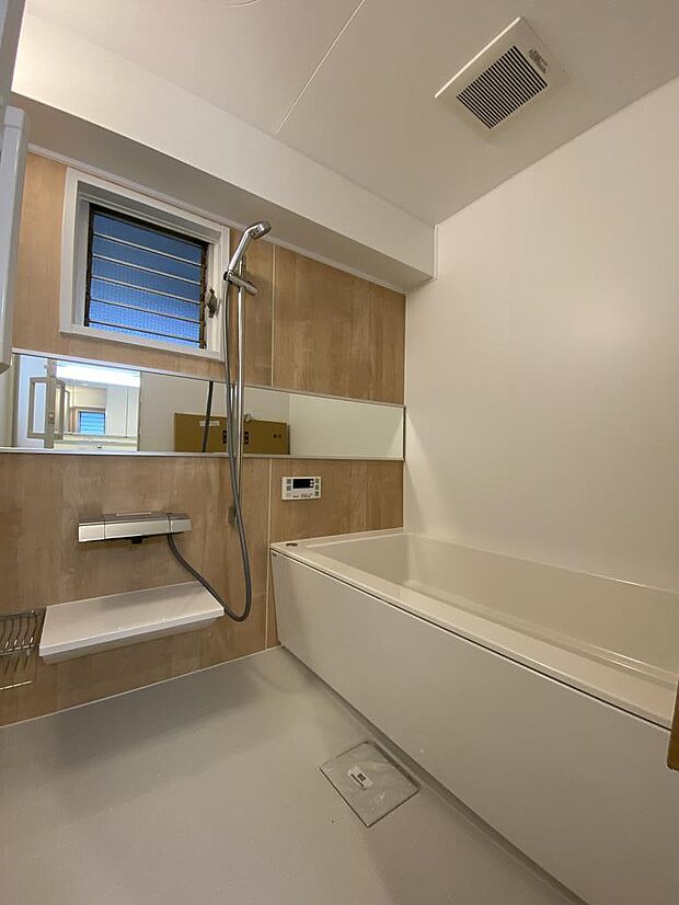 【浴室】マンションには珍しい窓付きの浴室です。採光も確保でき、空気の入替えもしやすいですね◎嬉しい浴室乾燥機つきで、室内干しの強い味方です。涼風と暖房つきで１年中快適なバスタイム過ごせます。