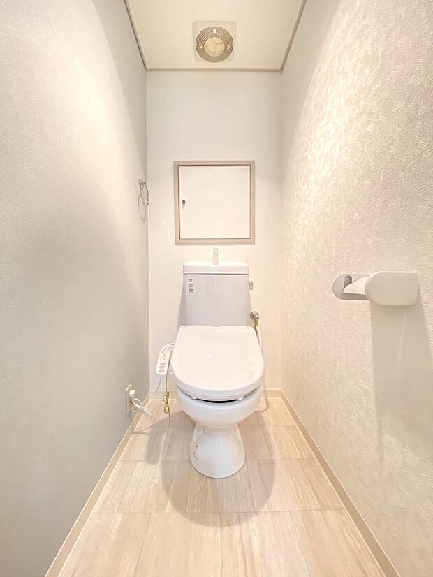 【トイレ】壁、床、ペーパーホルダーなど全体が白色に統一されていて、清潔感があり落ち着きます。温水洗浄便座付きトイレで、座った時にヒヤっとせず年中快適なトイレ時間を過ごせます。素敵なクロスですね♪