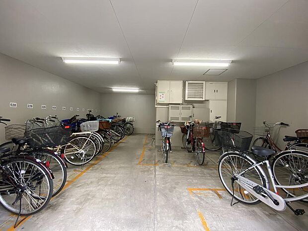 【駐輪場】屋内駐輪場のため、大切な自転車を雨風から守ってくれます。また、雨の日の乗り降りがしやすいのも助かりますね。空き状況や月額利用料金については確認が必要です。お気軽にお問い合わせください。