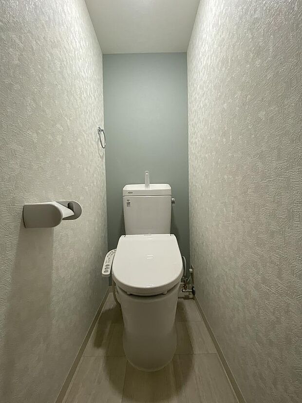 【トイレ】手洗い付き、温水洗浄便座つきのトイレです。座った時にヒヤっと冷たくならずに快適なトイレ時間をお過ごしいただけます。温かみのあるブルーの壁紙がアクセントになった清潔感のある空間です。