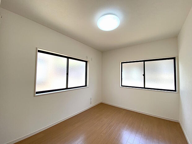 【洋室２】２階北側の約６帖の洋室です。北・西の２面採光で陽当たりもよく、換気ができるので心地よく過ごすことができます。各部屋引き違い窓は雨戸付きです。すりガラスでプライバシーも守ることができます◎